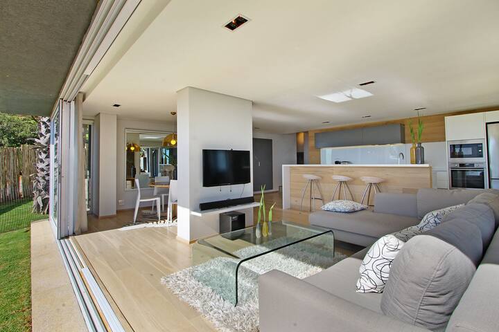 Upper Camps Bay home/apt with private pool gallery image 3