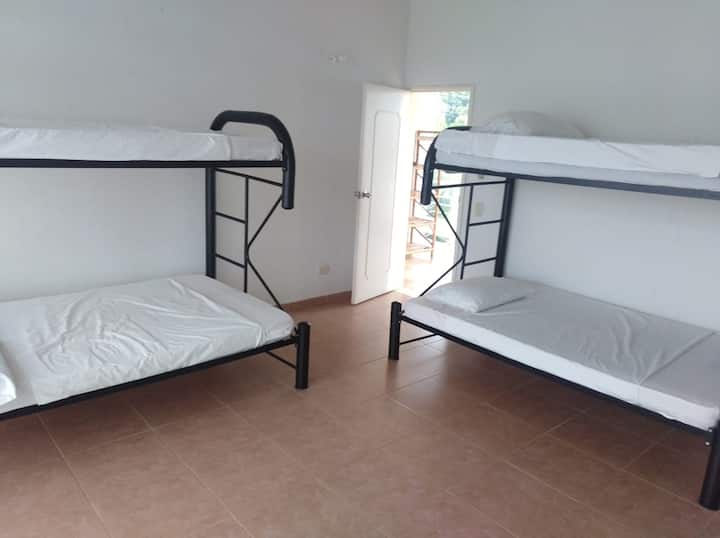 Chambre #1 : Spacieuse, 2ème étage, Direc tv, 2 cabines climatisées, salle de bain privée, balcon avec vue sur l'intérieur de la villa et belle vue panoramique