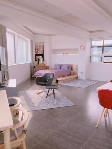Uljin Modern and clean sea view 1064 Red Block Cafe & Penthouse Red
