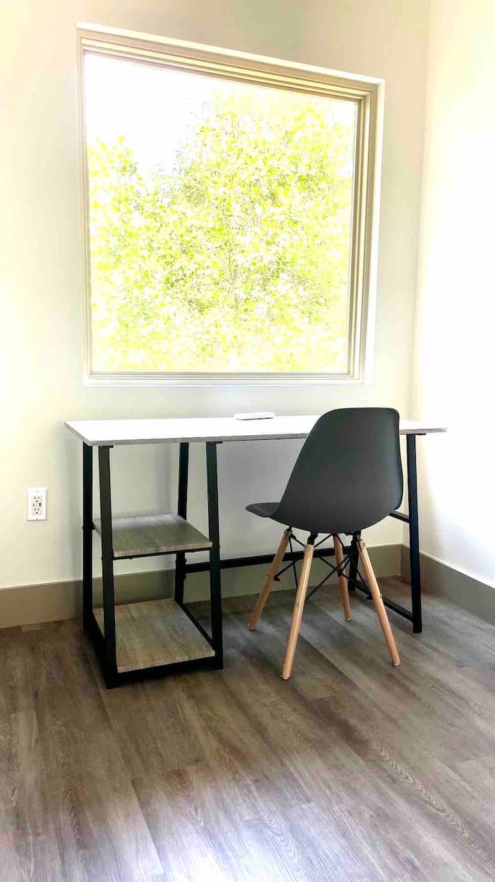 Სამუშაო მაგიდა საბავშვო ოთახში, ზედა სართულზე