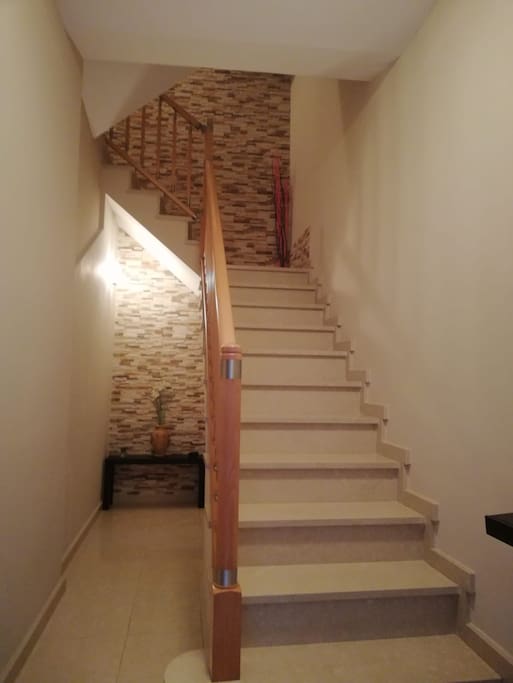 Escaleras para subir al piso no hay ascensor