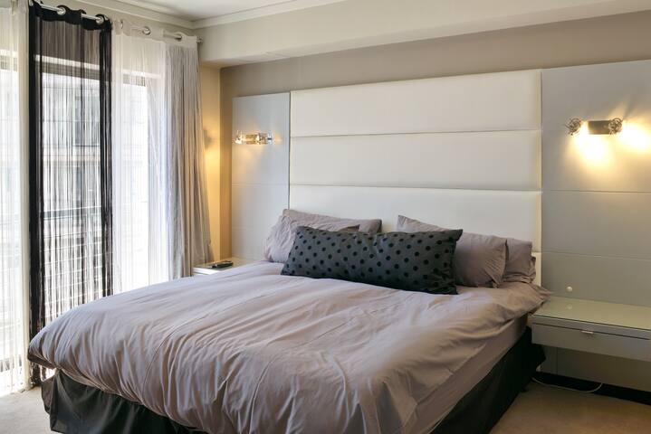 Designer 2 Bed 2 Bath Cnr Apt gallery image 4