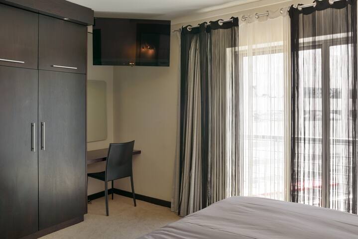 Designer 2 Bed 2 Bath Cnr Apt gallery image 5