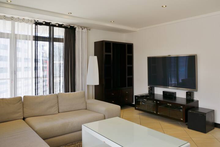 Designer 2 Bed 2 Bath Cnr Apt gallery image 2