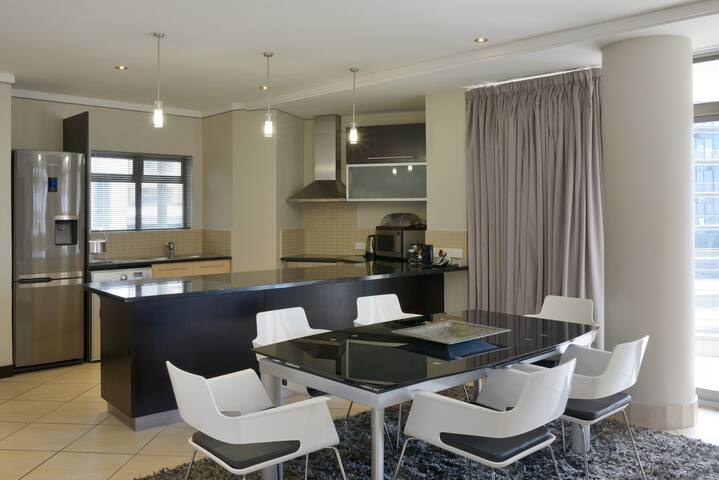 Designer 2 Bed 2 Bath Cnr Apt gallery image 3