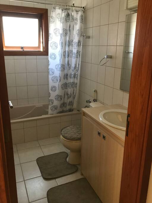 Banheiro da suíte com banheira