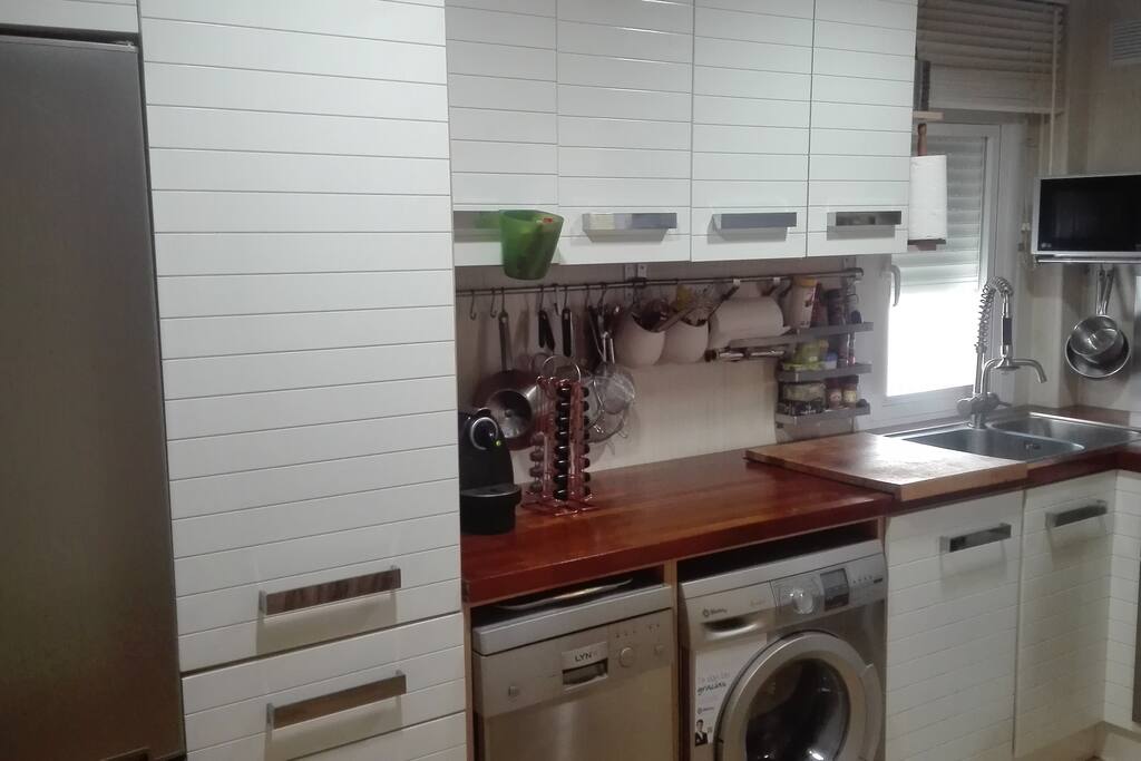 cocina con máquina de café