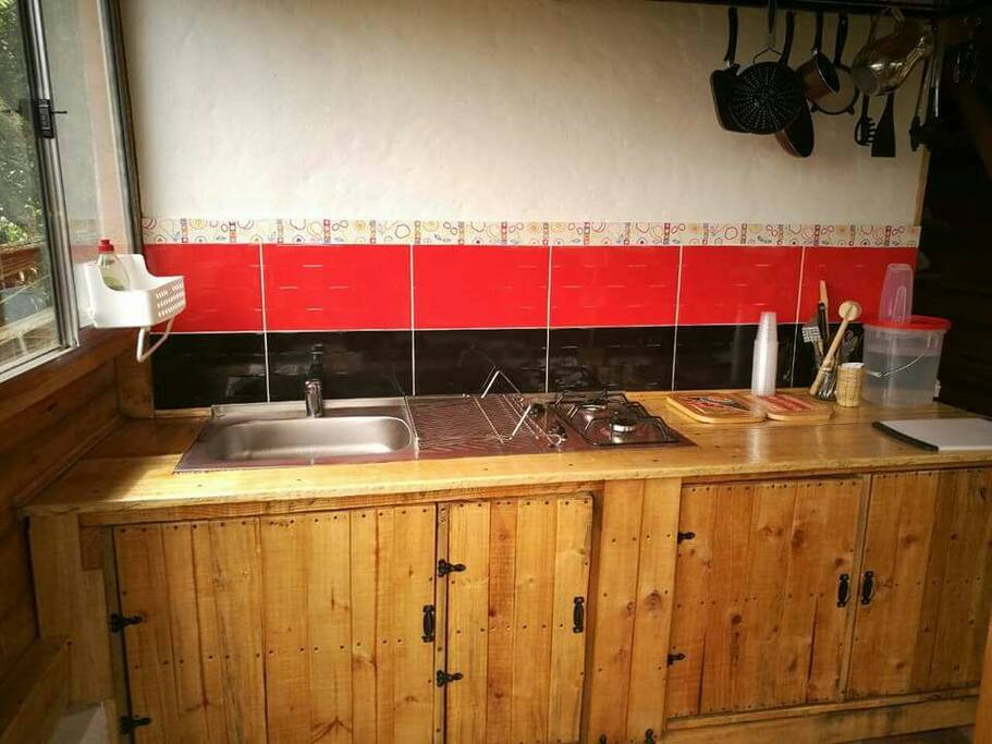 Cocina con estufa gas; poceta y menaje