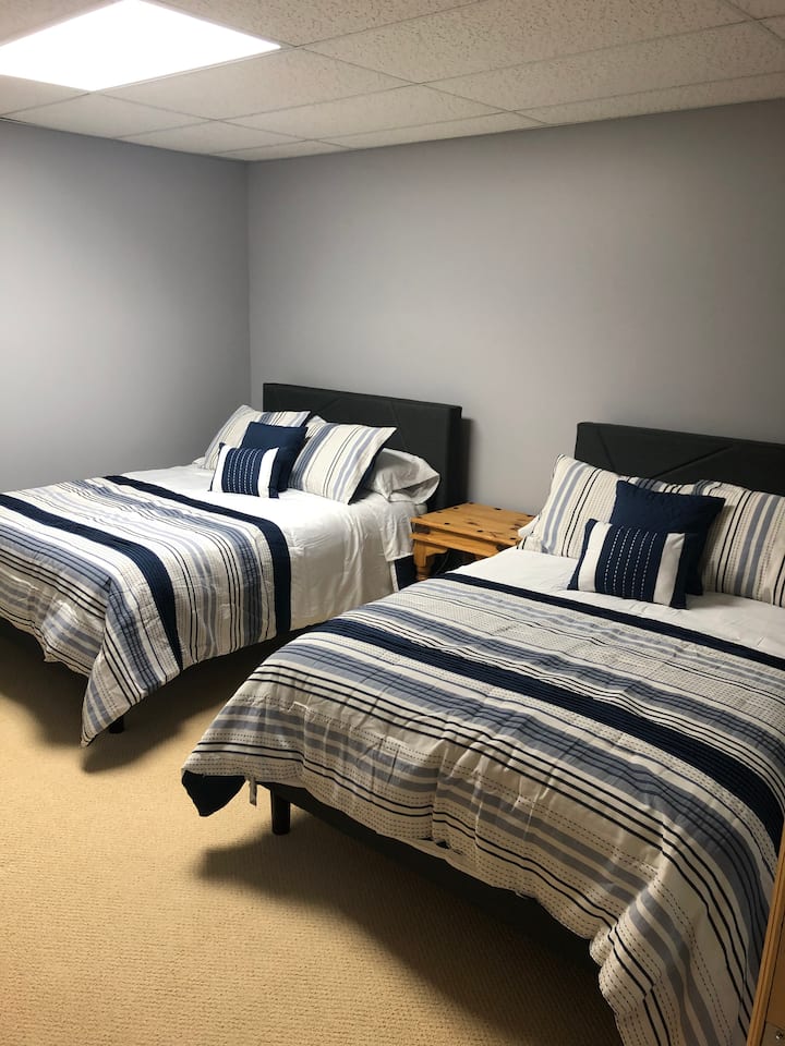 Habitación en el nivel inferior con 2 camas dobles.