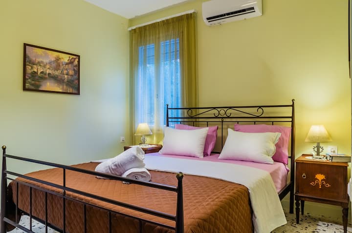 חדר שינה עם מיטה זוגית