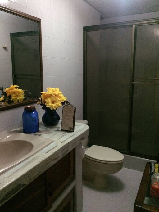 Baño muy amplio, muy cómodo.
