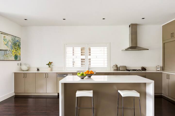 PARKSIDE PERFECTION- Luxury exec style residence gallery image 2