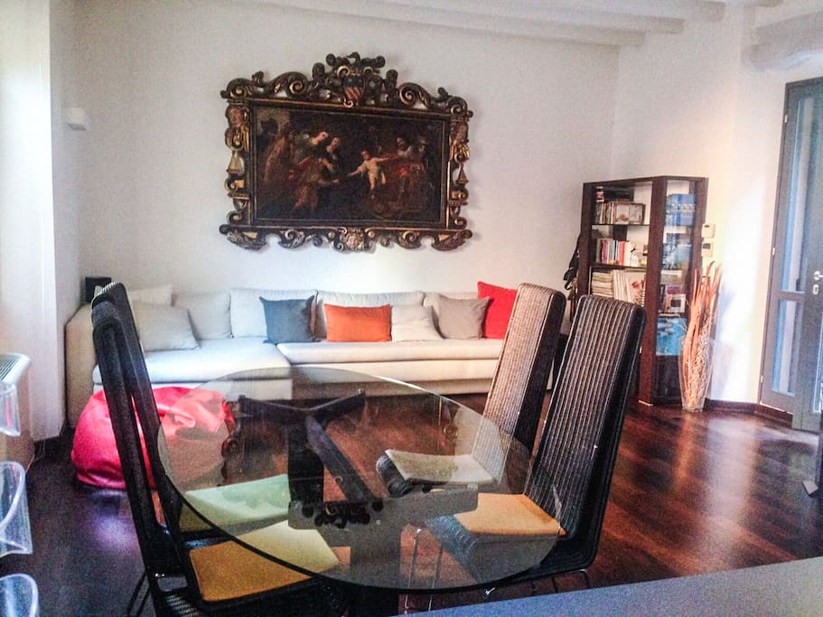 Bright old fashion style living room