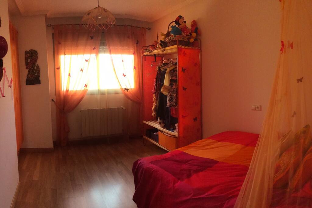 Espaciosa habitación con armario y terraza propia