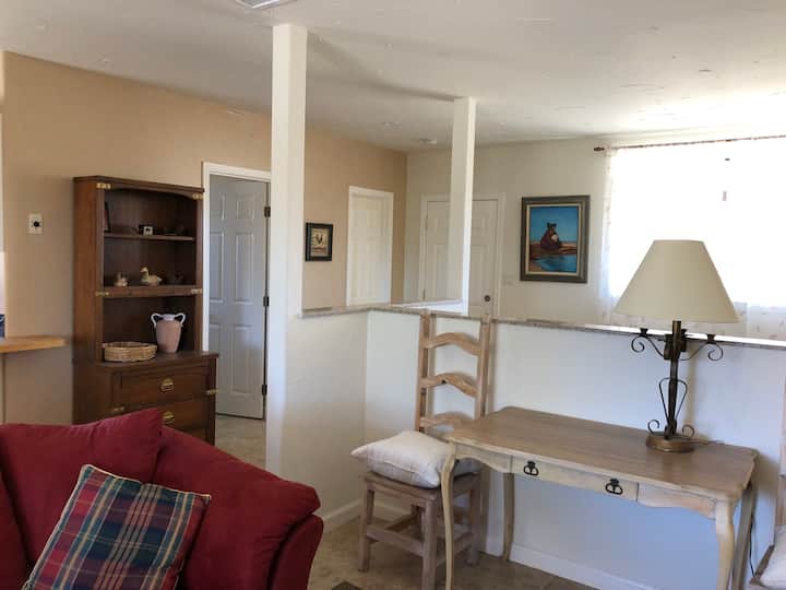 polovičná priečka oddeľujúca manželskú posteľ od brlohu