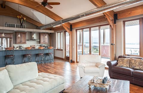 RIVER VIEW - Penthouse Loft w/ Riverview deck