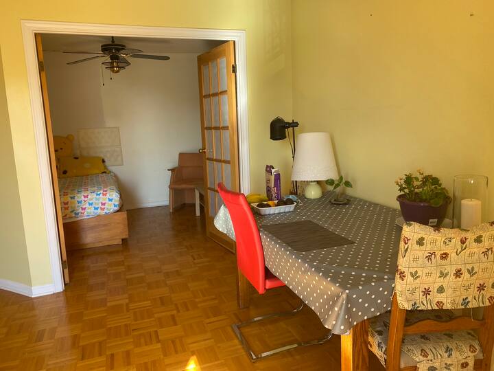 Schöne Brücke Den/Schlafzimmer mit Fenster —boisfranc