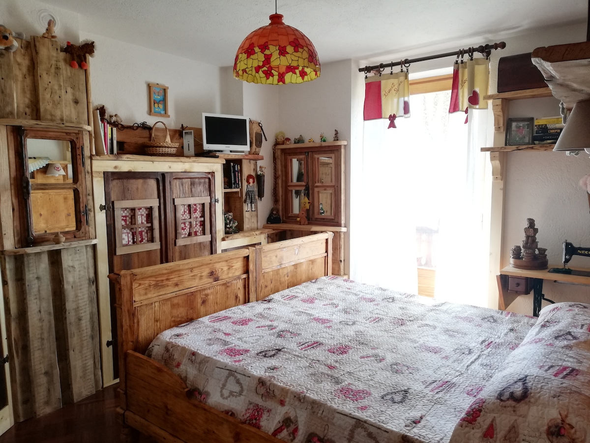 This  room represents the heart of the house, fully furnished with family furniture reimagined by the owner of the carpenter for hobbies and  passionate about renovation. The trundle bed is the centerpiece. 
