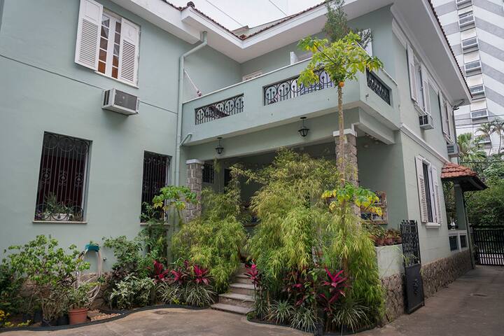 Beautiful 1920 House with big yard gallery image 2