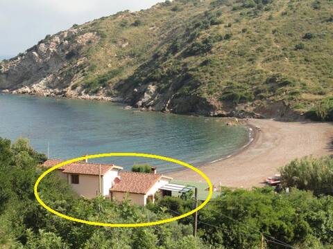 Two-room apartment on the beach, Nisportino Island of Elba