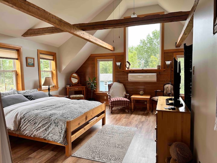 Спалня 1 
Голяма отворена концепция в стил хижа
1 голямо двойно легло 
1 дневно легло (единично)