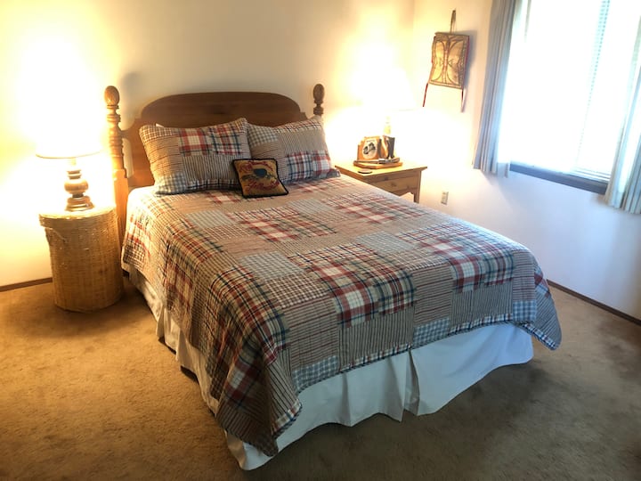 Втора спална соба на горниот кат, брачен кревет (широк 150-179 см)