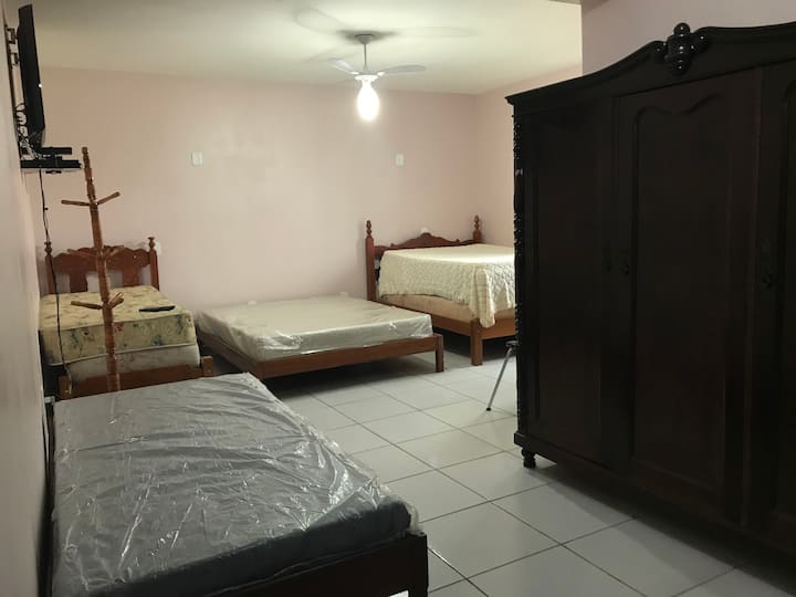 Chumba cha kulala 03, tulivu nyuma ya nyumba, kina bafu lenye bafu lenye joto na runinga ya inchi 42 iliyo na mpokeaji wa kidijitali. 