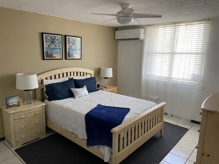 Új mennyezeti ventilátor és légkondicionáló, valamint nagyon kényelmes matrac. 