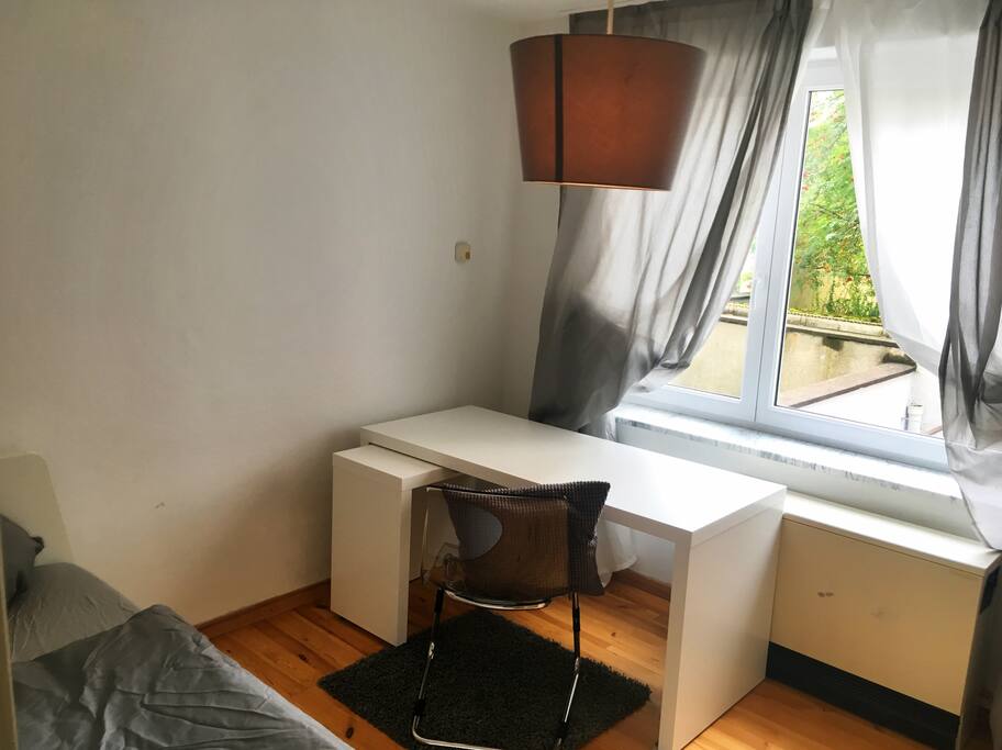 Schlafzimmer mit Kleiderschrank und Schreibtisch