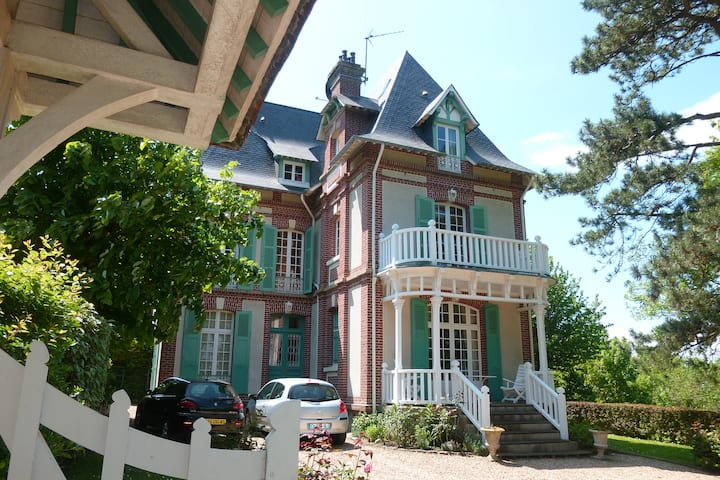 Charming house facing the sea