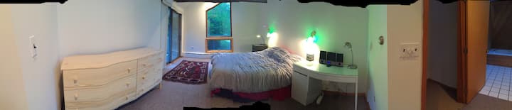 ทำได้อย่างชำนาญ มาสเตอร์สวีท

พื้นที่นี้ครอบคลุมทั่วทั้งอาคารฝั่งตะวันออกชั้น 3

วิวสวย คานเปิดโล่ง ระเบียงส่วนตัว!!!

เตียงคิงไซส์
ตู้เสื้อผ้า
โต้ะทำงาน
โต๊ะข้างเตียง
และอื่นๆ