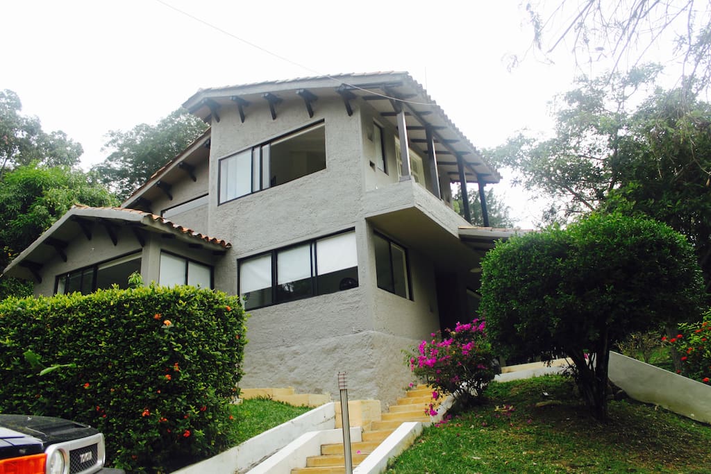 La casa se encuentra en un lote privado, rodeado de arboles a una larga distancia de otras casas