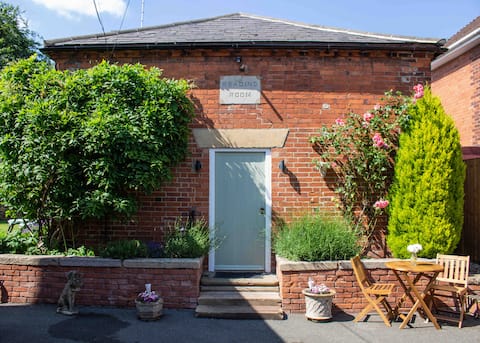 Stylish self contained home close to Alton Towers