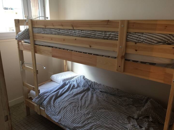 Petite chambre avec deux lits superposés, plutôt pour les enfants