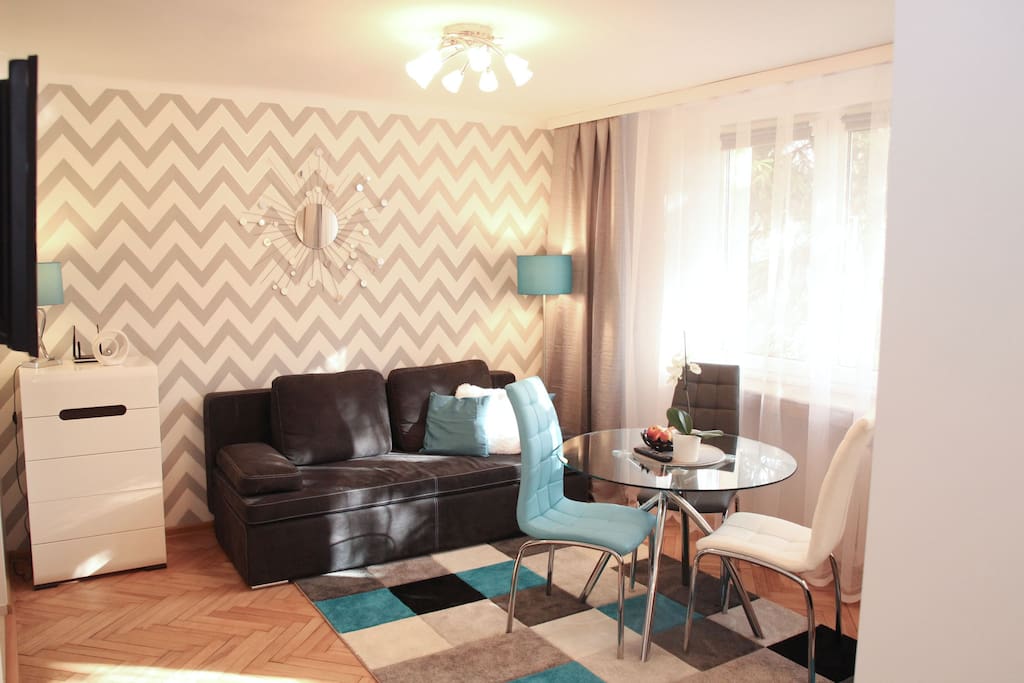 Pokój sofa rozkładana ,komoda,stół z krzesłami