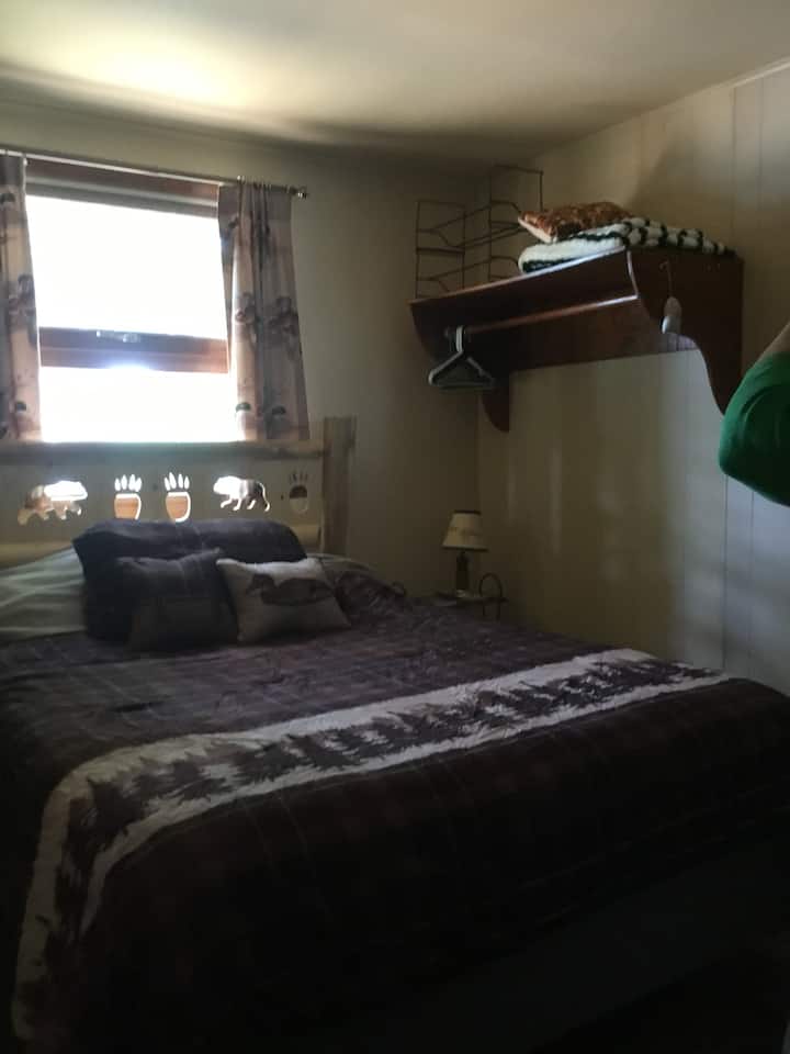 Მესამე საძინებელში არის ორადგილიანი საწოლი, საკუთარი სააბაზანო და საუნა. 