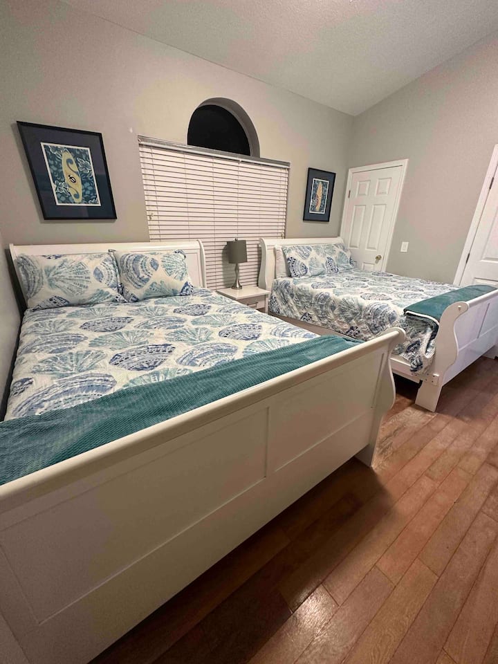 ห้องนอน 3 มีเตียงควีนไซส์เพิ่มเติมอีก 2 เตียงและนอนได้มากกว่า 4 คน! ห้องพักนี้มีห้องน้ำส่วนตัวในตัวเช่นกัน 