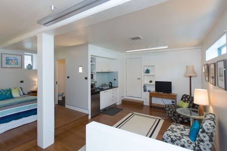 Central, long stays welcome, parking included