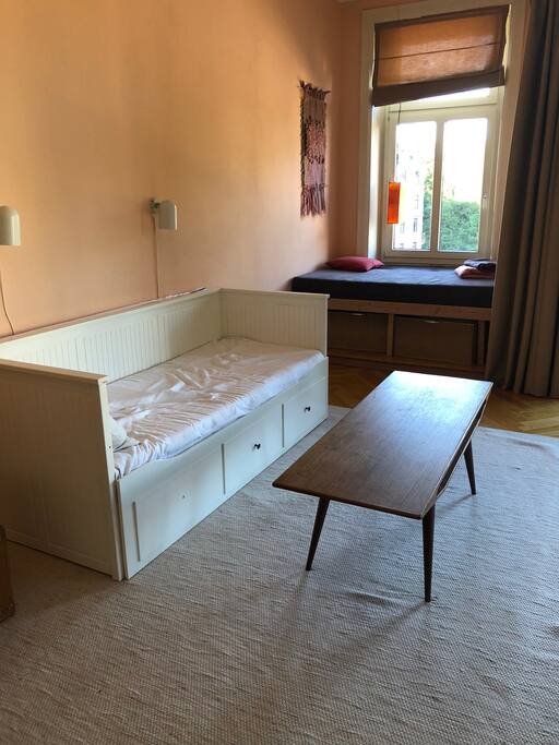 Dein Raum. Das Bettsofa kann auf 140cm ausgezogen werden. Vor dem Fenster befindet sich ein weiteres Bett.