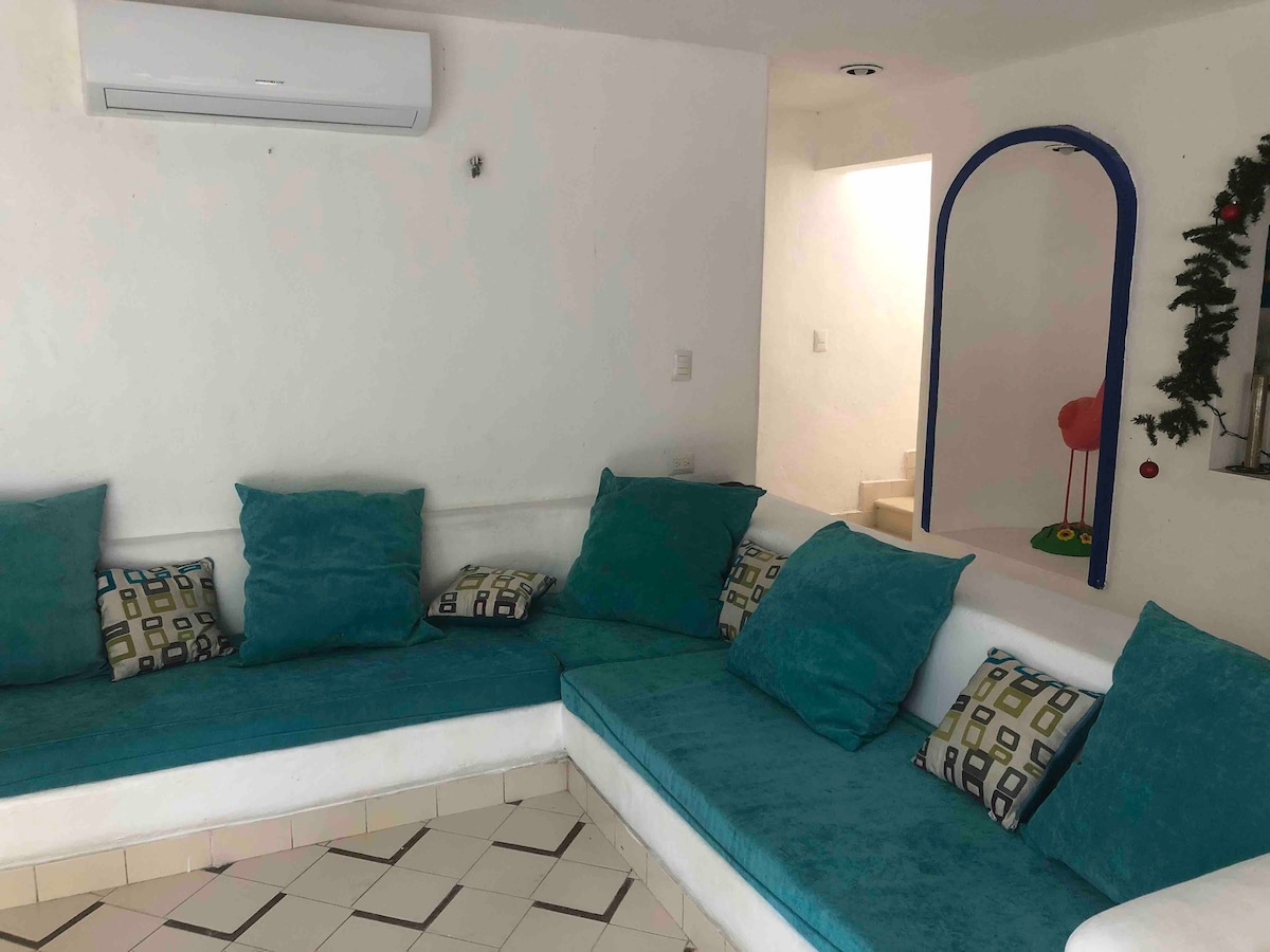 Dnevni boravak s klima-uređajem i velikim jastucima u kojima se možete ugodno odmoriti. Također možete postaviti viseću ležaljku 