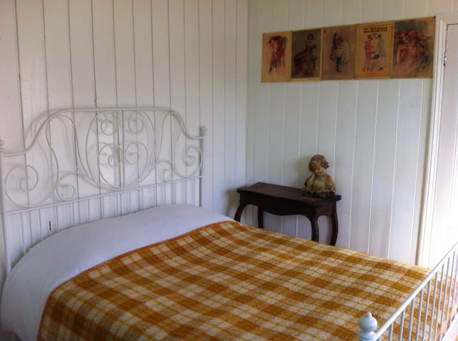 Bed, Bathroom & Kitchen in the Pijp