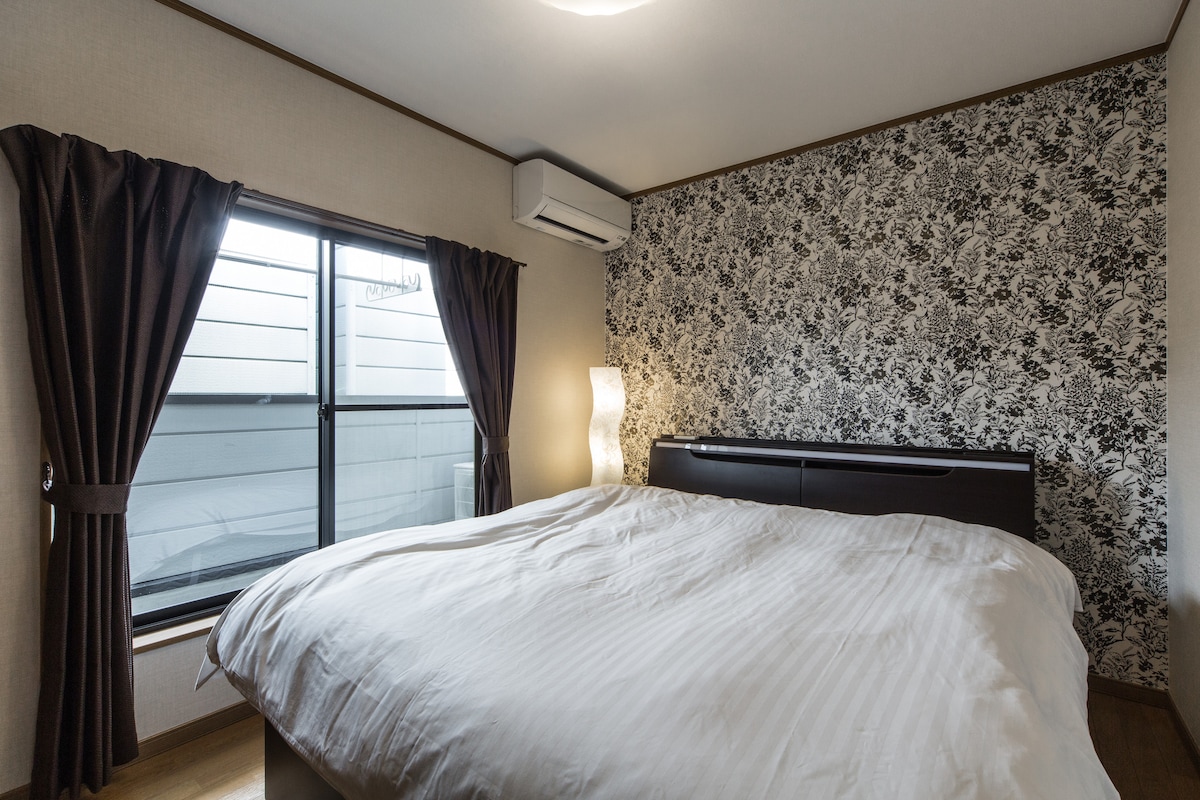 Izba s manželskou posteľou
Queen a manželskou posteľou Queen