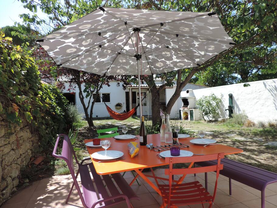 Déjeunez dans un grand jardin clos orienté Sud / Have lunch in the large south oriented garden