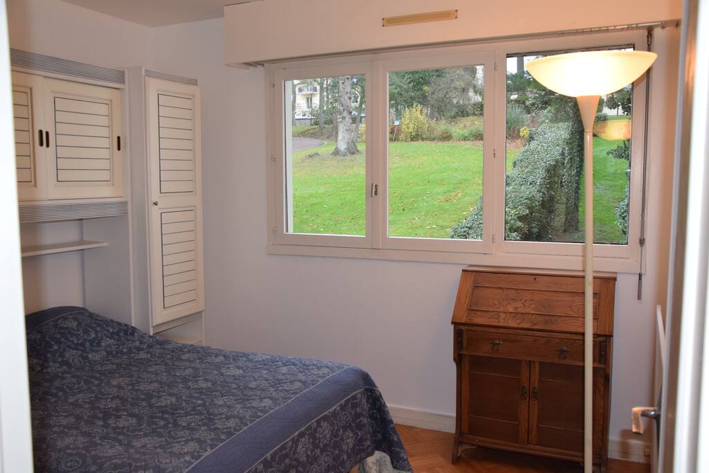 Coté jardin, Chambre parentale avec 1 lit double. Les draps sont fournis et les lits sont faits à votre arrivée.