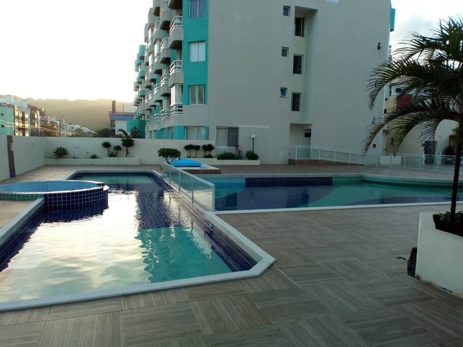 Área de lazer coletiva- vista para piscinas infantil e adulto
