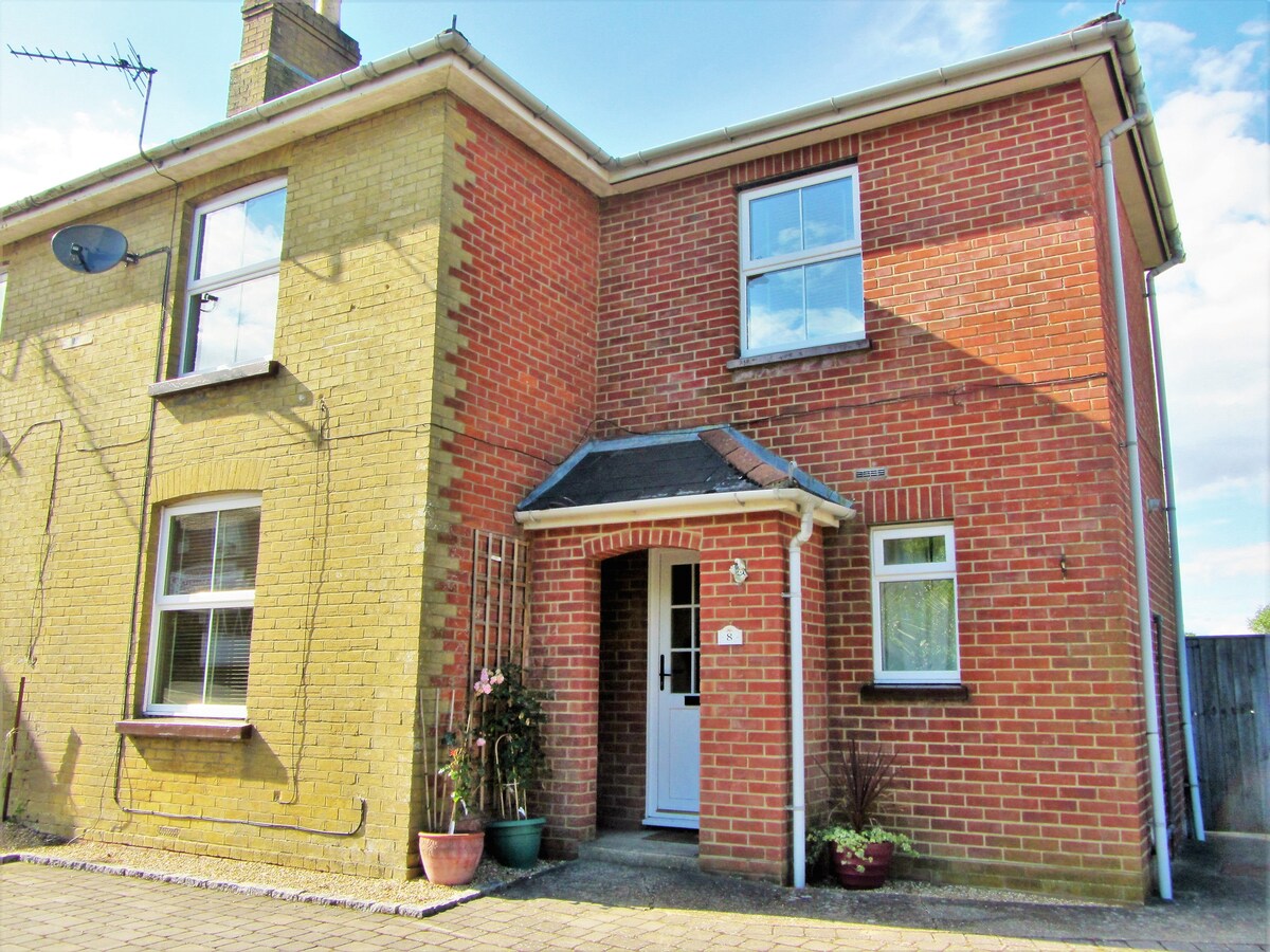 Wootton Bridge Cottage Wootton Bridge, Houses for Rent in Wootton