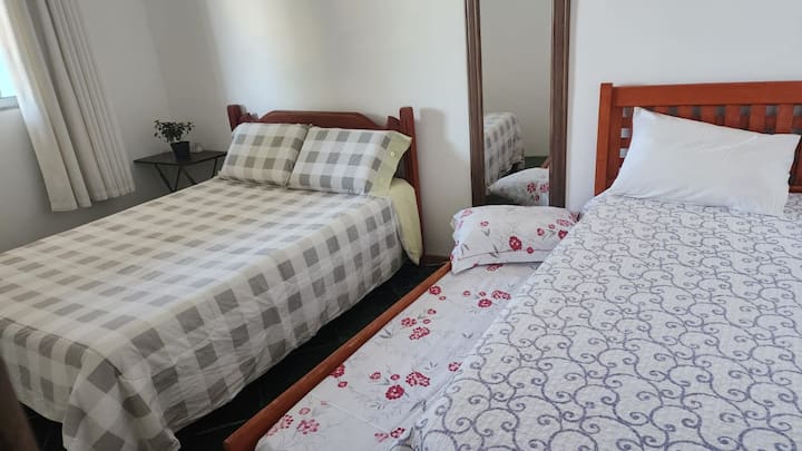 Dhomë e madhe me krevat dopio dhe një bicama.