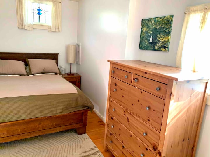 Okúzľujúca spálňa s manželskou posteľou Queen, šatníkom a šatníkom.