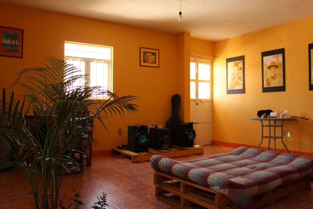 Estancia con balcón