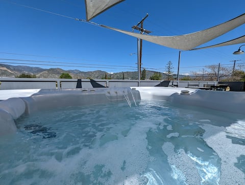 Chic Guesthouse w/ Sleeping Loft + Rooftop Hot Tub